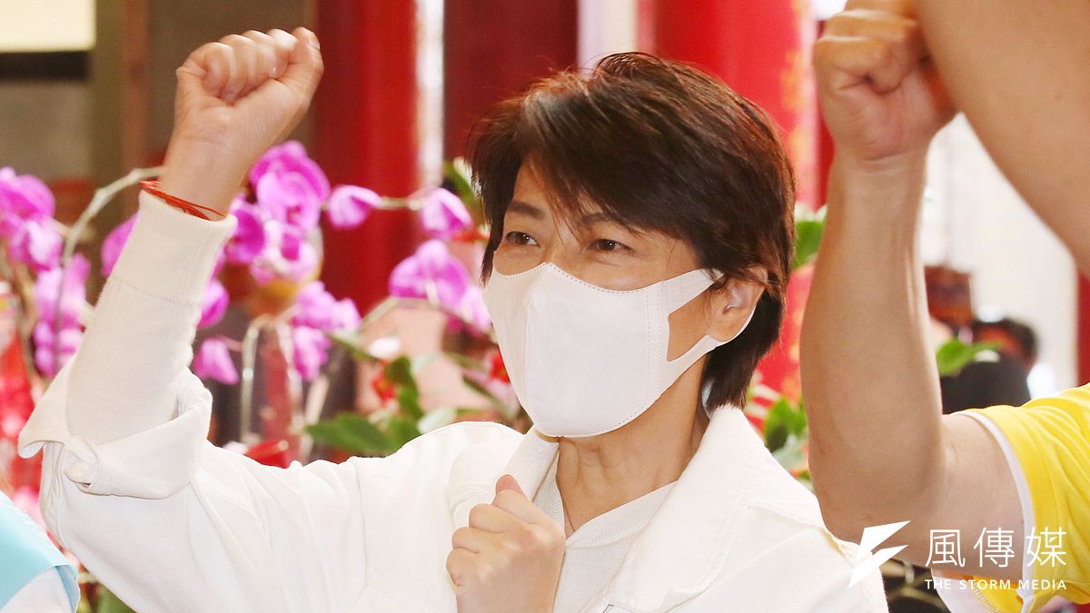 93歲的黃媽媽特地坐輪椅現身記者會,讓無黨籍台北市長候選人黃珊珊(見圖)感動到眼眶泛紅。(柯承惠攝) 93歲的黃媽媽特地坐輪椅現身記者會,讓無黨籍台北市長候選人黃珊珊(見圖)感動到眼眶泛紅。(柯承惠攝)