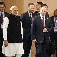 2024年10月23日、ロシア・カザンで開催されたBRICSサミットに出席したインドのモディ首相(左から)、ロシアのプーチン大統領、中国の習近平国家主席。 (AP) 2024年10月23日、ロシア・カザンで開催されたBRICSサミットに出席したインドのモディ首相(左から)、ロシアのプーチン大統領、中国の習近平国家主席。 (AP)