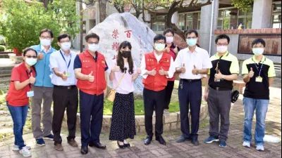 高雄市長陳其邁關心梓官國小防疫情形。(圖/高雄市教育局提供)