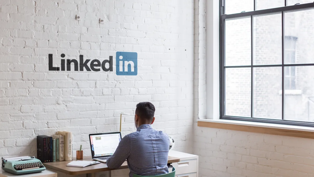 想要找到外商工作,Linkedin是唯一可以直接聯繫招募人員的平台。(圖/取自Unsplash)