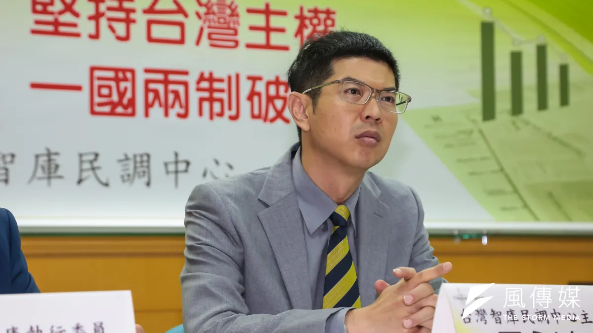 台灣智庫民調中心主任周永鴻30日召開「面對外交困境堅持,台灣主權香港回歸二十年一國兩制破功」民調記者會,並表示,若「中華民國」的選項無法使用,「台灣」的支持度上升到61%。(顏麟宇攝)