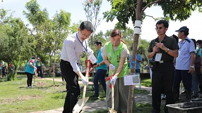 高市府秘書長郭添貴(左)與立委邱志偉代表共同種下固碳率排名第三的在地樹種櫸木。(圖/高市都發局提供)