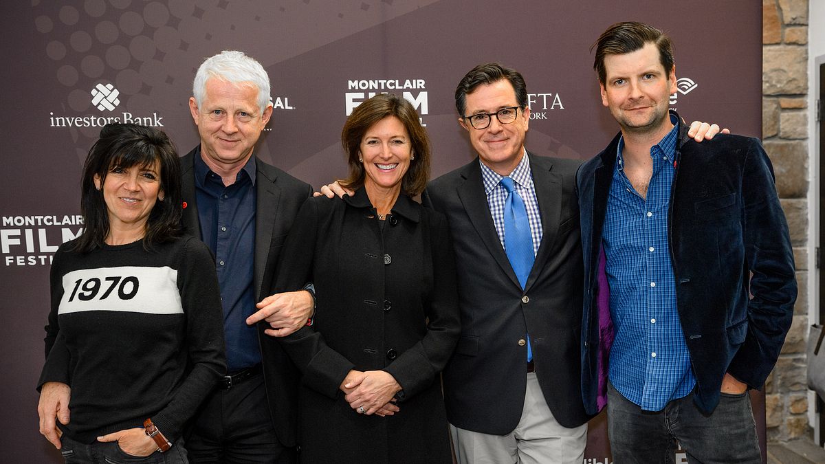 英國王牌編劇李察‧寇蒂斯,風靡全球的作品包括《BJ單身日記》等。左二為李察寇蒂斯(Richard Curtis)。(Montclair Film@Fickr) 英國王牌編劇李察‧寇蒂斯,風靡全球的作品包括《BJ單身日記》等。左二為李察寇蒂斯(Richard Curtis)。(Montclair Film@Fickr)