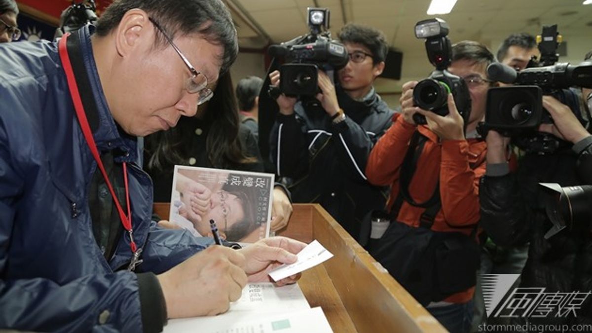 針對前總統陳水扁今日有可能保外就醫,柯文哲認為,「放他回去才是問題的開始」,第一個想到的是在沒有特殊看護環境下,跌倒的問題。(楊子磊攝) 針對前總統陳水扁今日有可能保外就醫,柯文哲認為,「放他回去才是問題的開始」,第一個想到的是在沒有特殊看護環境下,跌倒的問題。(楊子磊攝)