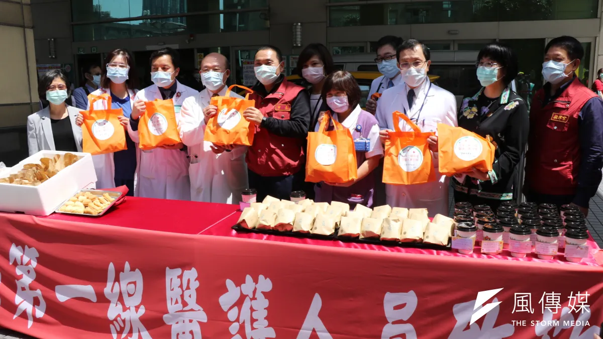 市長侯友宜帶領衛生局長、社會局長和社團致贈漢堡、咖啡為醫護人員打氣。(圖/新北市社會局提供)