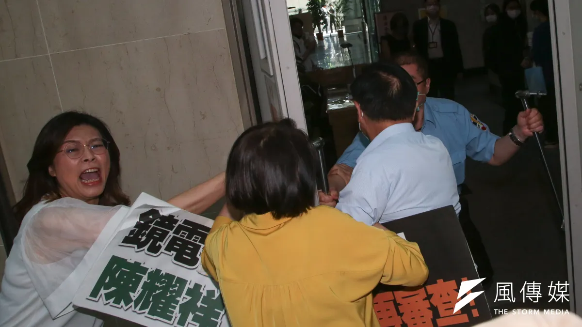 立委陳椒華與國民黨立院黨團3日至國家通訊傳播委員會(NCC)抗議,遭阻擋進入。(顏麟宇攝)