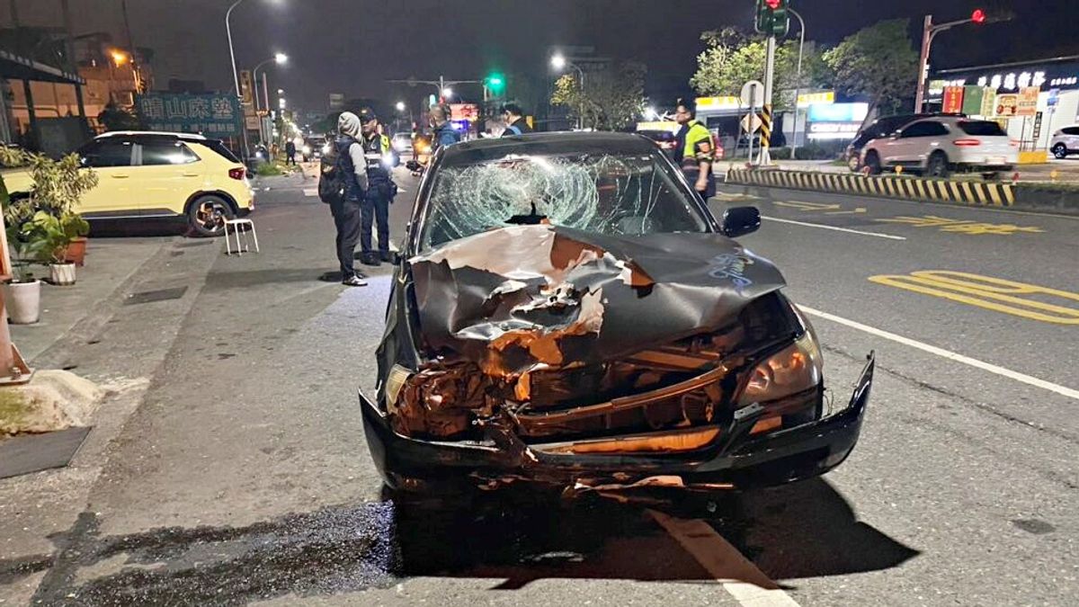 李姓駕駛接連撞飛3部機車,同車友人透露,事發當下他看起來像「中邪」。(圖/記者爆料網) 李姓駕駛接連撞飛3部機車,同車友人透露,事發當下他看起來像「中邪」。(圖/記者爆料網)