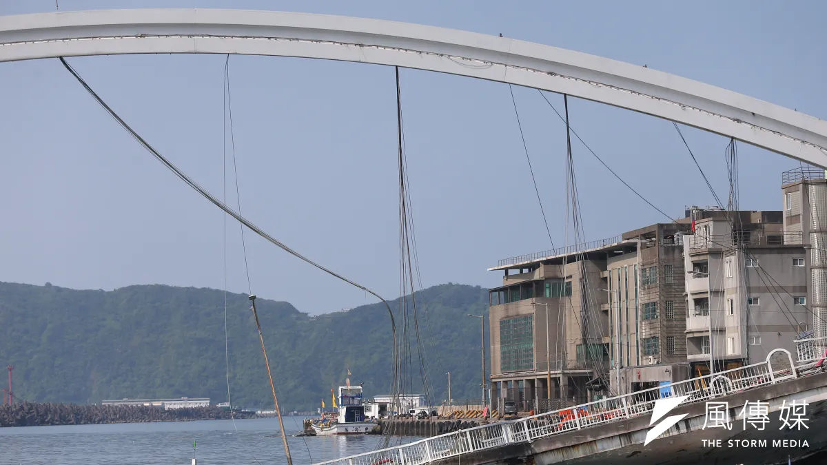 宜蘭南方澳跨港大橋坍塌1日驚傳坍塌,目前評估主因可能和鋼索鏽蝕而斷裂有關,橋樑檢測的疏忽更是疑雲重重。(資料照,顏麟宇攝)