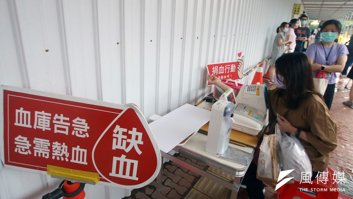 大大數位基金會發起「大大攜手、讓愛匯流」捐血活動,盼能紓緩血庫告急情況。圖為台大醫院2022年發起捐血活動 。(資料照,柯承惠攝) 大大數位基金會發起「大大攜手、讓愛匯流」捐血活動,盼能紓緩血庫告急情況。圖為台大醫院2022年發起捐血活動 。(資料照,柯承惠攝)
