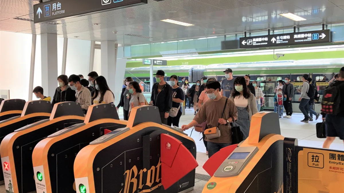 7月1日至9月30日持電子票證搭乘台中捷運即享79折優惠。(圖/台中市政府)