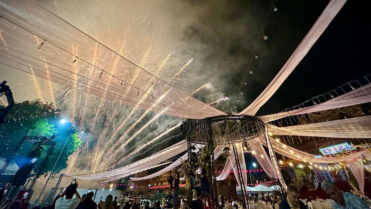 阿隆師娶媳婦辦桌放煙火。(圖/取自高閔琳 Minlin KAO 臉書) 阿隆師娶媳婦辦桌放煙火。(圖/取自高閔琳 Minlin KAO 臉書)