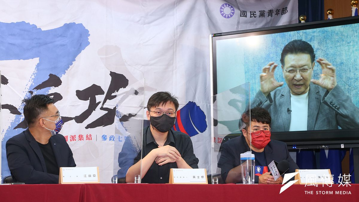 中廣董事長趙少康(右)4日錄製影片出席青年部舉辦【戰鬥藍集結!網紅青年營】發布記者會。(資料照,顏麟宇攝) 中廣董事長趙少康(右)4日錄製影片出席青年部舉辦【戰鬥藍集結!網紅青年營】發布記者會。(資料照,顏麟宇攝)