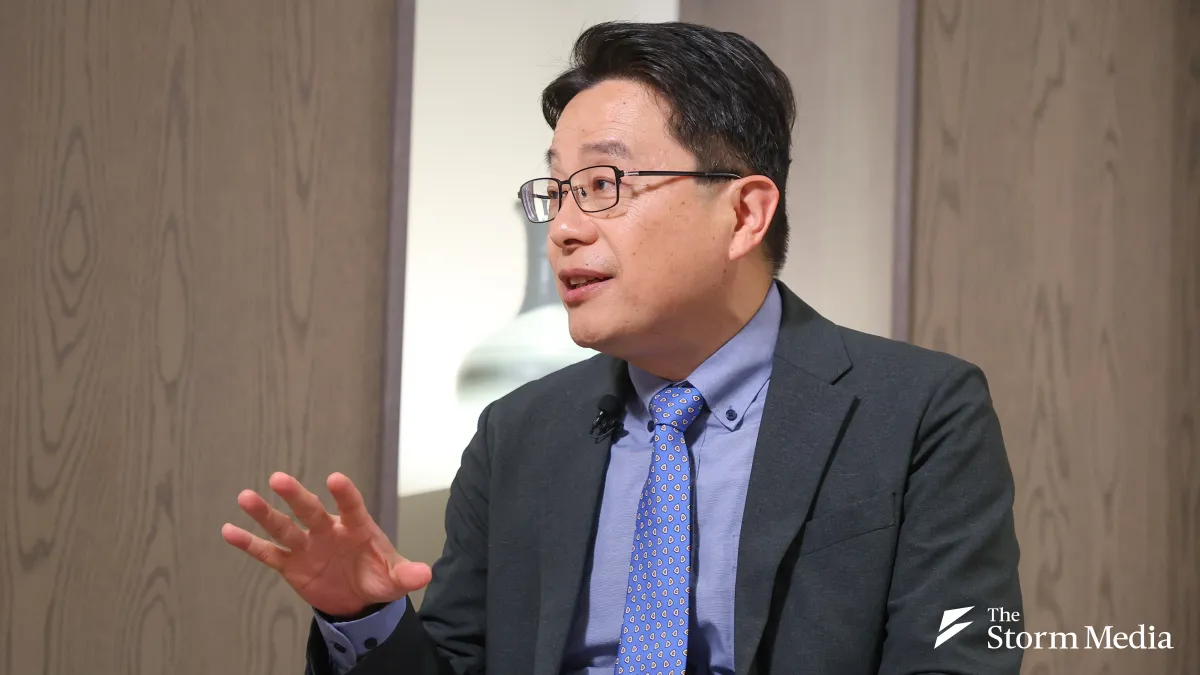 Senior technology journalist Lin Hong-wen (林宏文) appears on Storm Media's talk show "Fly to the World". (Photo by Yan Lin-yu)