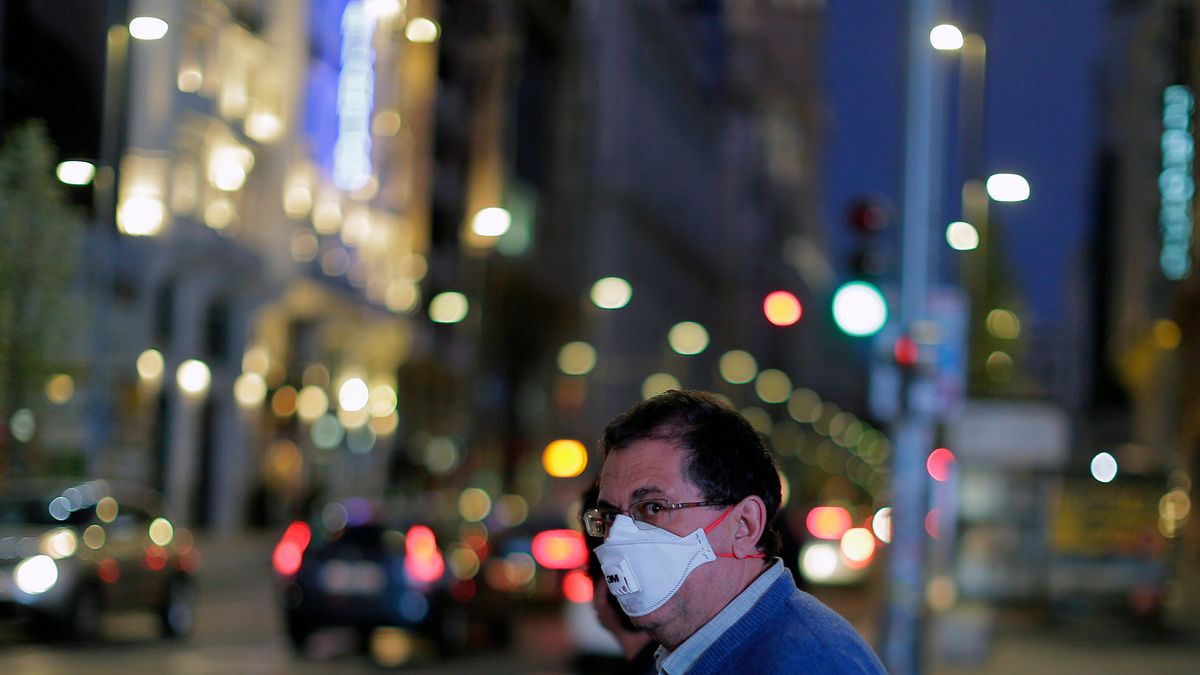 新冠肺炎重創西班牙,政府宣布全國進入緊急狀態並全境封鎖,也讓旅遊警示升級前帶團前往西班牙的里長被駡翻。(AP) 新冠肺炎重創西班牙,政府宣布全國進入緊急狀態並全境封鎖,也讓旅遊警示升級前帶團前往西班牙的里長被駡翻。(AP)