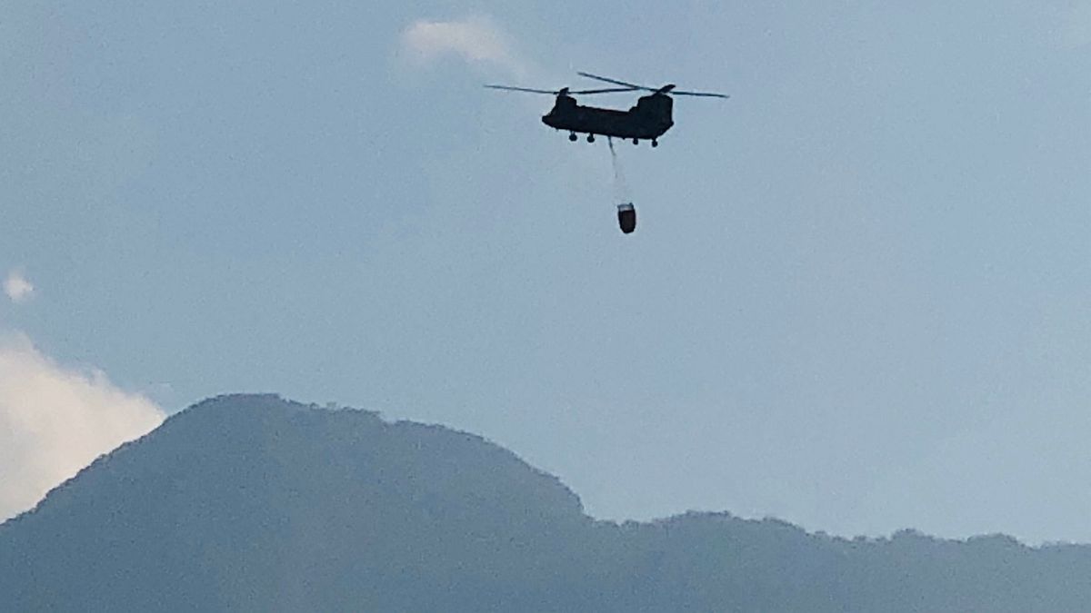 新竹縣尖石14日發生森林火災,航特部派遣 CH-47SD直升機一架支援空中滅火任務,並順利完成任務。(陸軍提供) 新竹縣尖石14日發生森林火災,航特部派遣 CH-47SD直升機一架支援空中滅火任務,並順利完成任務。(陸軍提供)