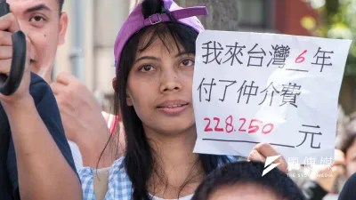 台灣移工聯盟指出,移工出國工作前,身上都背著8萬到20萬不等的仲介費債務,來台後又被收取約6萬的國內仲介費。(李振均攝)