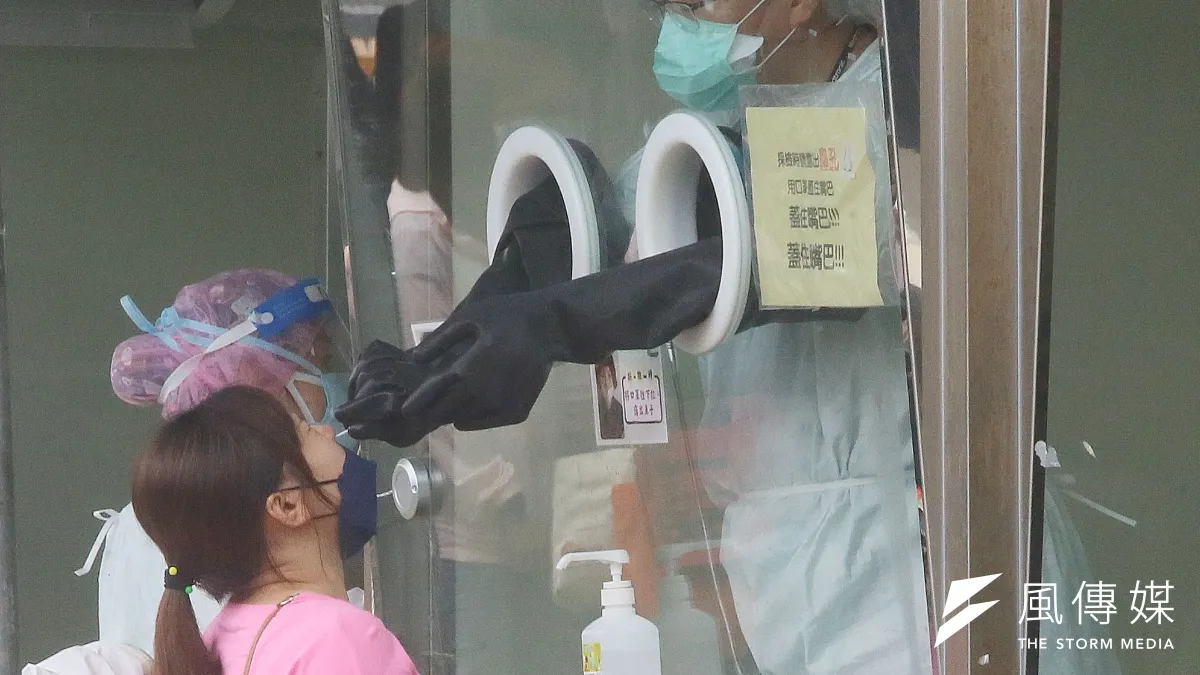 指揮中心宣布推出電子居隔單新系統,25日起「數位新冠病毒健康證明」平台也新增「接觸者隔離證明」申請。 (資料照/柯承惠攝)