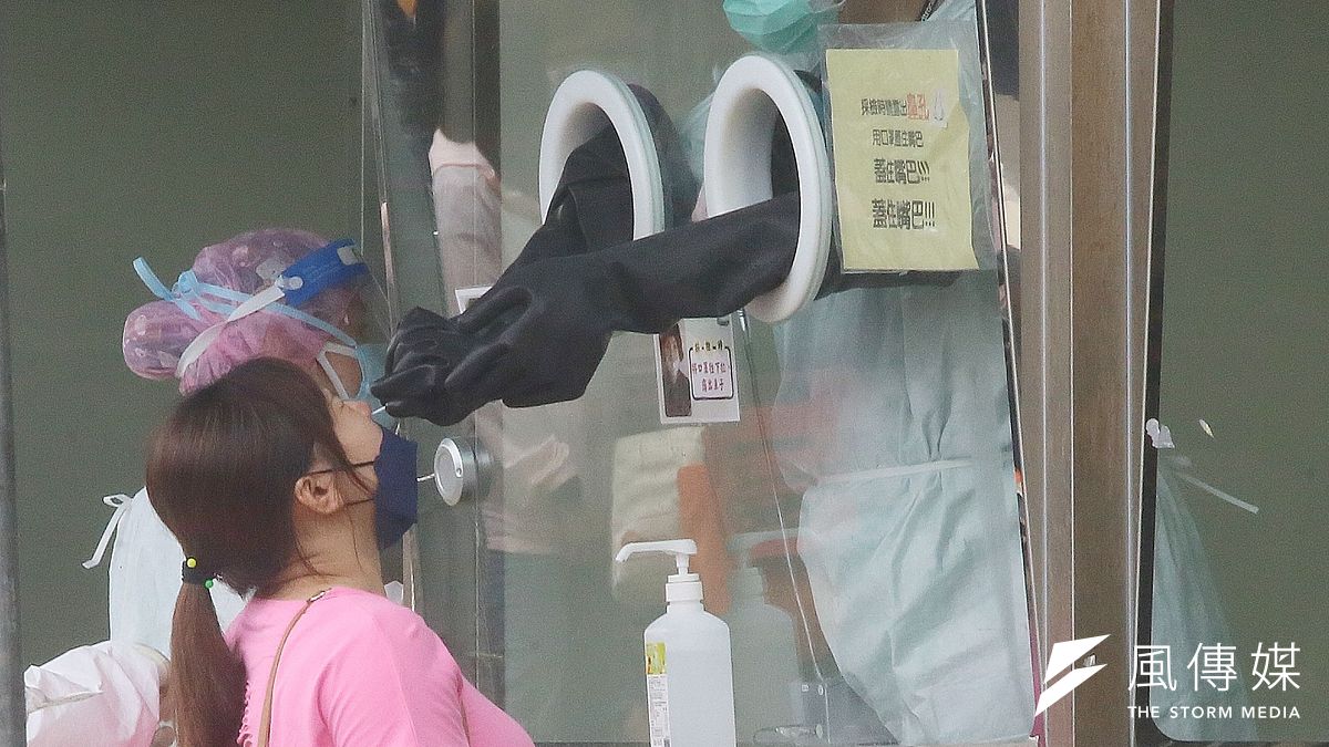 指揮中心宣布推出電子居隔單新系統,25日起「數位新冠病毒健康證明」平台也新增「接觸者隔離證明」申請。 (資料照/柯承惠攝) 指揮中心宣布推出電子居隔單新系統,25日起「數位新冠病毒健康證明」平台也新增「接觸者隔離證明」申請。 (資料照/柯承惠攝)