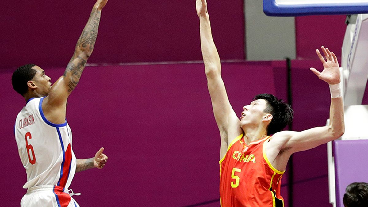 克里夫蘭騎士後衛克拉克森,代表菲律賓國家隊首次出戰,面對擁有一樣在NBA打滾的周琦所領軍的中國,雙方打出精彩的一戰。(美聯社) 克里夫蘭騎士後衛克拉克森,代表菲律賓國家隊首次出戰,面對擁有一樣在NBA打滾的周琦所領軍的中國,雙方打出精彩的一戰。(美聯社)