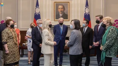 2022年8月15日,總統蔡英文在總統府會晤美國參議員馬基率領的國會參眾議員代表團。(美聯社)