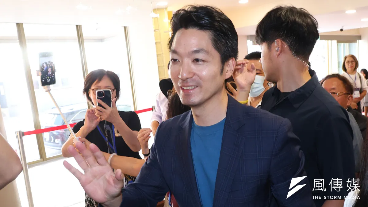 不同媒體針對台北市長蔣萬安8日的行為,皆有不同的報導方式,一家是質疑「蔣萬安落荒而逃,是記者會後不敢面對什麼」;另一家則是呈現出「蔣萬安正常受訪、正常離去」。(顏麟宇攝)