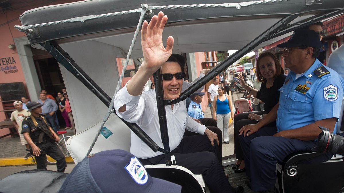 馬英九總統訪問中美洲友邦尼加拉瓜,搭乘馬車逛古城。(美聯社) 馬英九總統訪問中美洲友邦尼加拉瓜,搭乘馬車逛古城。(美聯社)