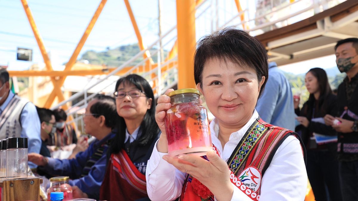 台中市長盧秀燕體驗原民文化,利用五感體驗,打造有別一般觀光模式的部落旅行。(圖/台中市政府) 台中市長盧秀燕體驗原民文化,利用五感體驗,打造有別一般觀光模式的部落旅行。(圖/台中市政府)