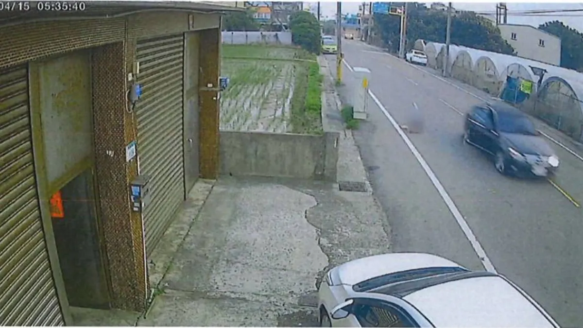 一名女子和男友吵架憤而跳車,最終傷重身亡。(圖/翻攝自記者爆料網) 一名女子和男友吵架憤而跳車,最終傷重身亡。(圖/翻攝自記者爆料網)