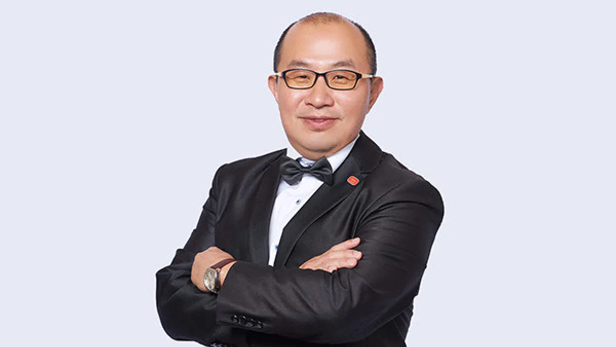 珍鼎記茶飲董事長楊國珍,開發智能吧檯,只要QRcode一掃機台就能自動調配飲品。(圖/珍鼎記茶飲提供)