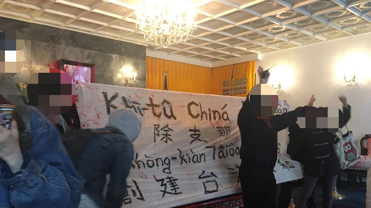 「青年獨派」潑漆蔣中正靈柩影片曝光,在臉書發出聲明並提出2大訴求。(取自FETN - 蠻番島嶼社臉書) 「青年獨派」潑漆蔣中正靈柩影片曝光,在臉書發出聲明並提出2大訴求。(取自FETN - 蠻番島嶼社臉書)