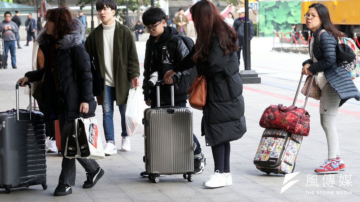 台鐵近200名員工除夕當天自行休假,為了避免影響疏運,有員工帶妻兒前來當「志工」。(資料照片,蘇仲泓攝) 台鐵近200名員工除夕當天自行休假,為了避免影響疏運,有員工帶妻兒前來當「志工」。(資料照片,蘇仲泓攝)