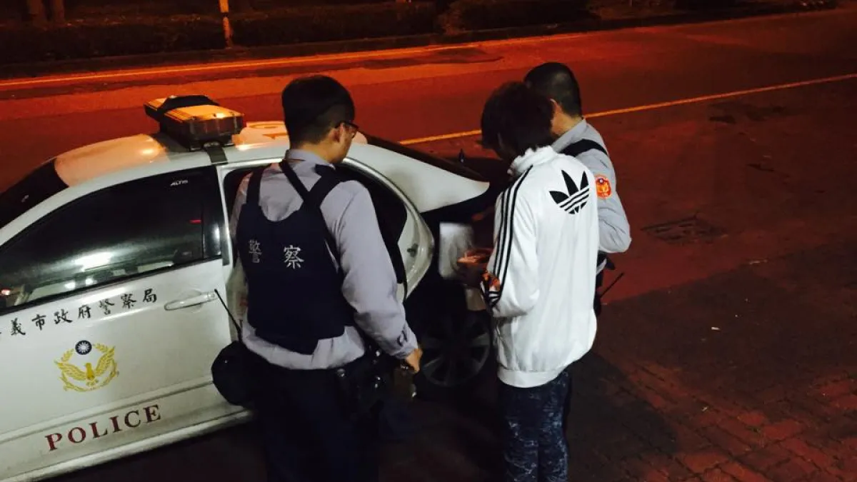 難忘的生日禮物!通緝犯在KTV慶生 被臨檢員警活逮送辦