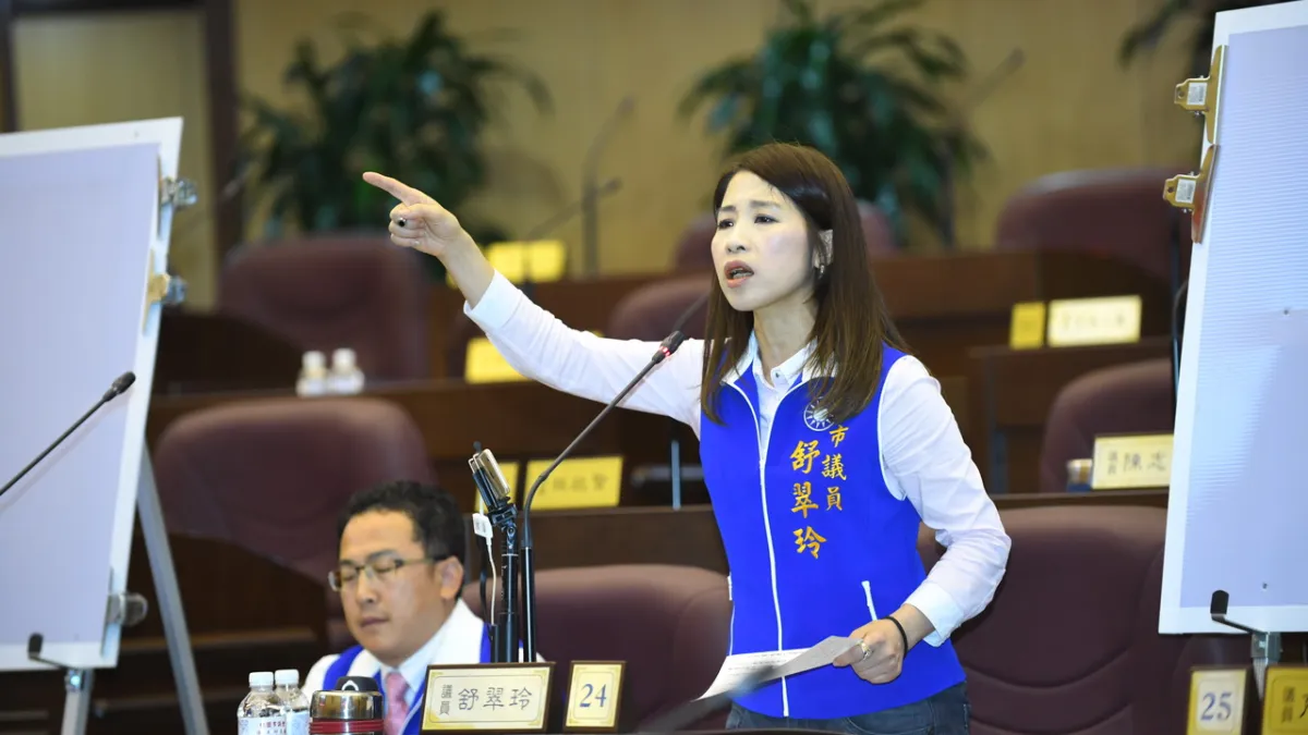市議員舒翠玲認為,市府在台66線橋下設置清潔大隊,有辦公室、垃圾車停車場,明顯違法。(圖/桃園市議會提供)