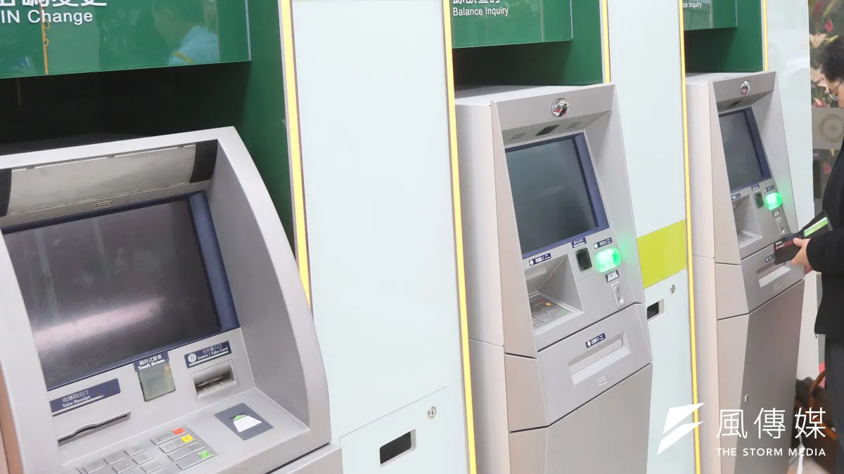 為了防範詐騙、保障用戶帳戶安全,國內多家銀行已陸續宣布調降 ATM 提款限額。(圖/柯承惠攝)