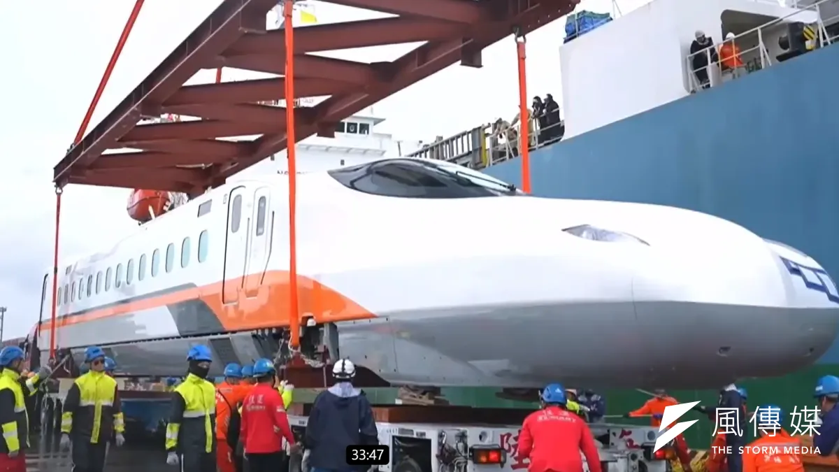 高鐵新車來了!新型號N700ST今(15)日於高雄港順利抵台。(圖/翻攝自台灣高鐵臉書)