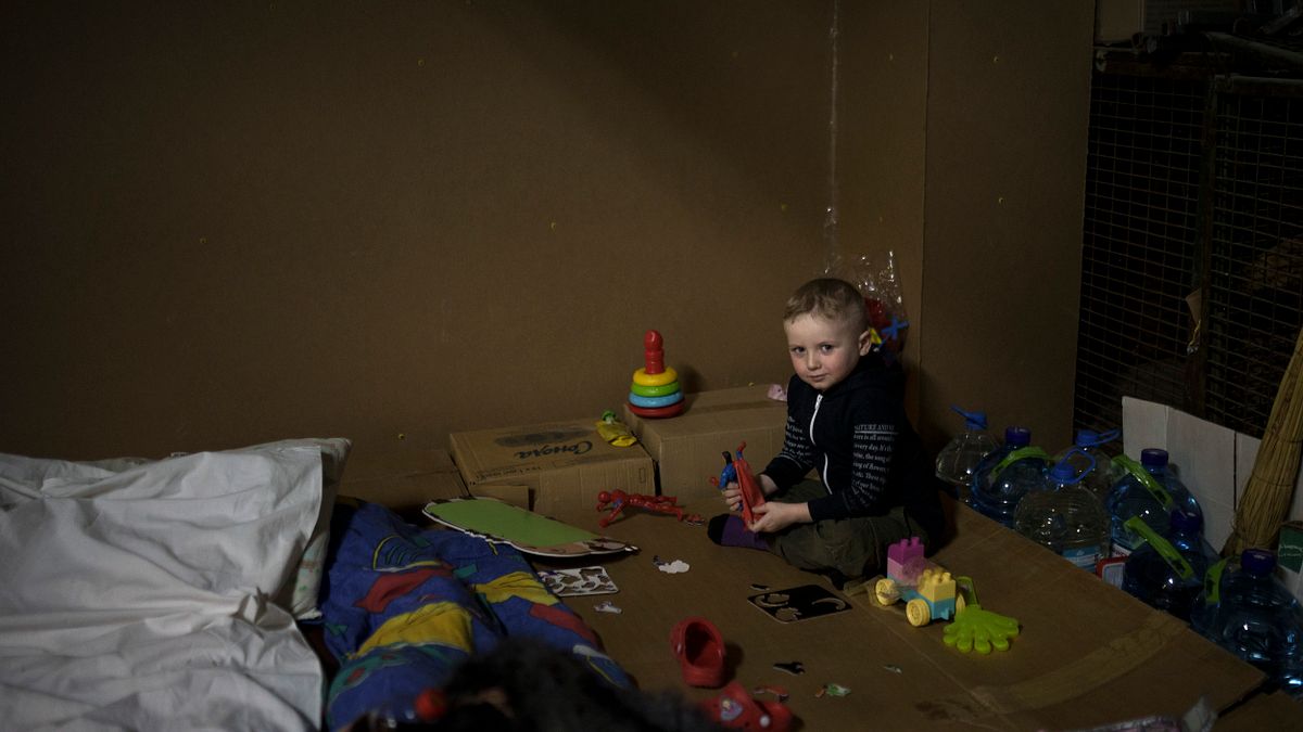 2022年3月19日,烏克蘭首都基輔的奧馬迪特兒童醫院,5歲病童塞希夫正在床邊玩耍(美聯社) 2022年3月19日,烏克蘭首都基輔的奧馬迪特兒童醫院,5歲病童塞希夫正在床邊玩耍(美聯社)