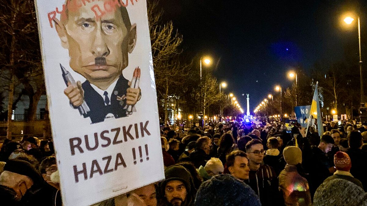 普京下令入侵烏克蘭之後,歐美各地出現許多反對戰爭的人潮,許多抗議者都高舉被畫成魔鬼或者希特勒的普京肖像。(美聯社) 普京下令入侵烏克蘭之後,歐美各地出現許多反對戰爭的人潮,許多抗議者都高舉被畫成魔鬼或者希特勒的普京肖像。(美聯社)