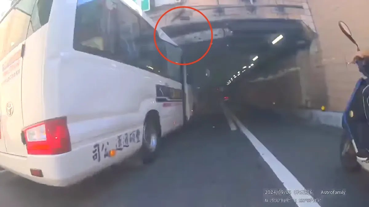 驚險瞬間:台北信義區地下道驚傳巴士撞擊秒變敞篷!超過限高違規要罰多少錢?圖片截自facebook社團台灣巴士文化討論群影片