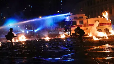 丟汽油彈等非理性抗爭手段,恐消耗民眾與國際社會對香港民主運動的支持。圖為11月17日深夜在香港理工大學發生警民激烈衝突。(美聯社)