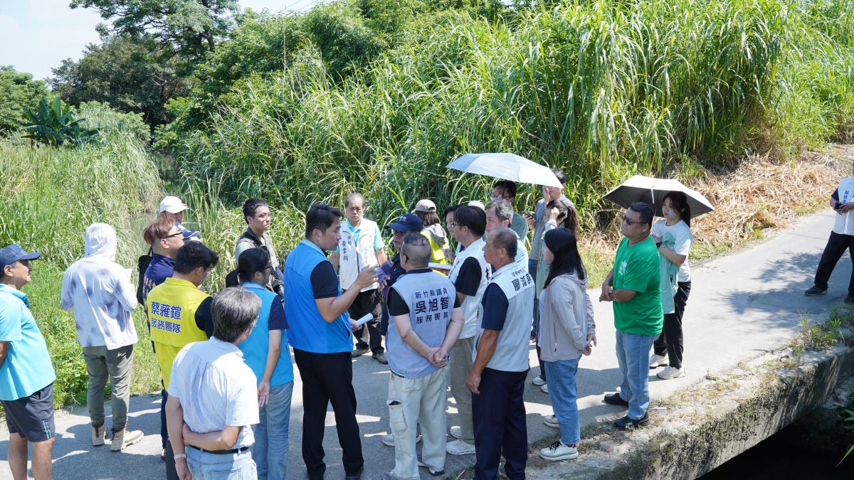 0626豪雨鳳山溪支線淹水會勘 竹縣府派遣大型機具清疏防颱