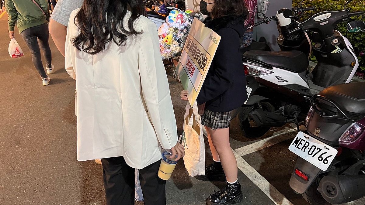 民進黨青年部街講團本周末前往台中青年族群的聚集地,逢甲商圈及一中商圈進行公投街講。(民進黨提供) 民進黨青年部街講團本周末前往台中青年族群的聚集地,逢甲商圈及一中商圈進行公投街講。(民進黨提供)