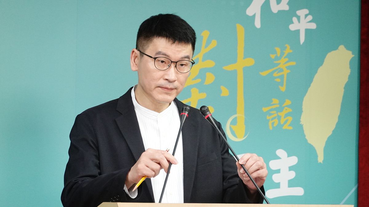 陸委會副主委梁文傑6月12日主持例行記者會時提到,2017年曾有台灣民眾使用「中國邊境旅遊護照」,遭註銷台灣身分。(楊騰凱攝) 陸委會副主委梁文傑6月12日主持例行記者會時提到,2017年曾有台灣民眾使用「中國邊境旅遊護照」,遭註銷台灣身分。(楊騰凱攝)