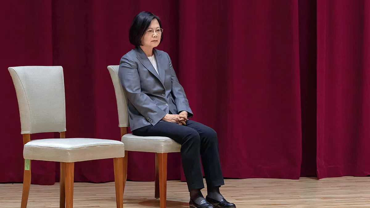 作者認為,總統蔡英文連番修法的目的可能並不在於追求立刻實現「台獨」,而是企圖在炒作對立、爭取連任的同時,又「以法制統」才是她的標的。(取自總統府)