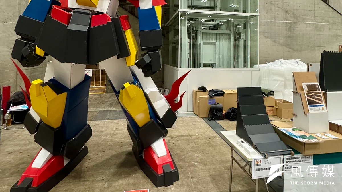 物流公司員工製作紙箱版「大巨神」,以及現場紙製展示台。(黃信維攝)