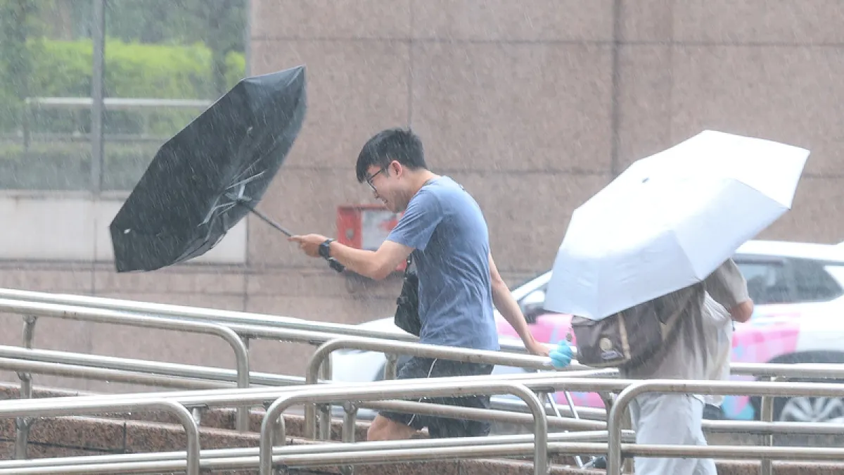 氣象署針對 7 縣市發布高溫特報,明日起受低壓帶北移影響需防範劇烈豪雨,關島附近熱帶低壓最快今晚成颱。(示意圖/中央社)