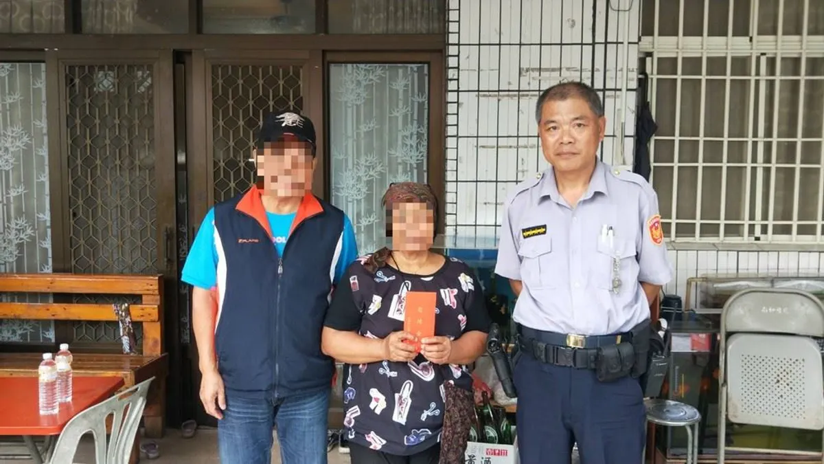屏東縣政府警察局潮州警分局南和派出所日前獲悉來義鄉南和村王姓老翁病逝,家屬無力安葬,特別籌促急難救助金讓家屬暫渡難關。(圖/屏東縣政府提供)