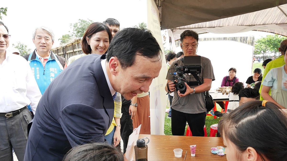 2018新北考古生活節,以考古市集與考古展演為主,結合體驗、遊戲、展示、展演,邀集國內外120個體驗攤位共襄盛舉,創下史上節目最多、規模最大紀錄,新北市長朱立倫也與大小朋友玩得不亦樂乎。(圖/十三行博館提供) 2018新北考古生活節,以考古市集與考古展演為主,結合體驗、遊戲、展示、展演,邀集國內外120個體驗攤位共襄盛舉,創下史上節目最多、規模最大紀錄,新北市長朱立倫也與大小朋友玩得不亦樂乎。(圖/十三行博館提供)