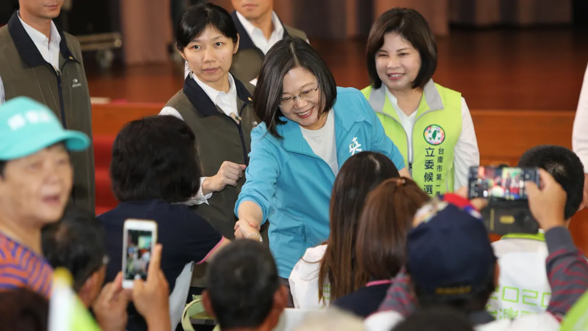 高市1名國小主任在假日參加公民割草論壇時批評高雄市長韓國瑜,後傳出遭罰寫3000字心得。對此,總統蔡英文7日表示,老師也要有一定的言論自由。(蔡英文競選辦公室提供)