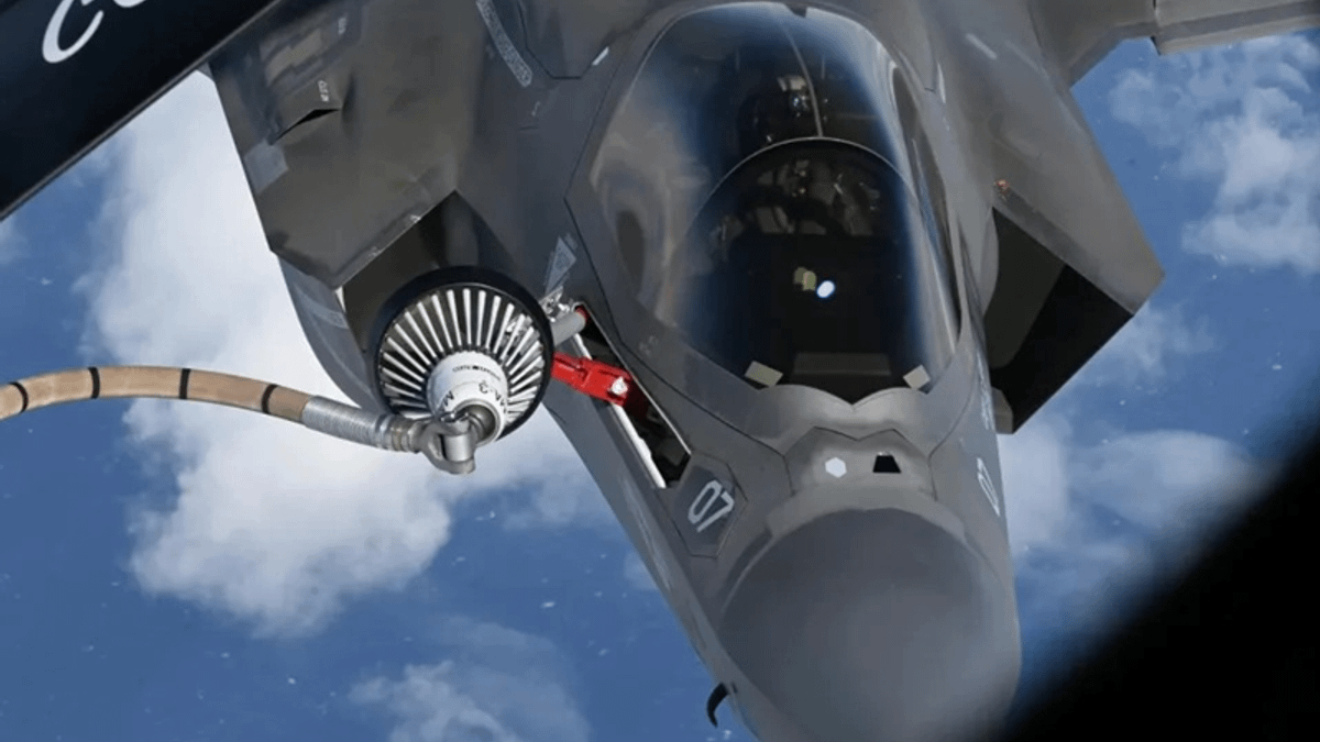 グアムでの演習に向かう途中、KC-135空中給油機から給油を受ける米海兵隊F-35B戦闘機。(写真/米空軍) グアムでの演習に向かう途中、KC-135空中給油機から給油を受ける米海兵隊F-35B戦闘機。(写真/米空軍)