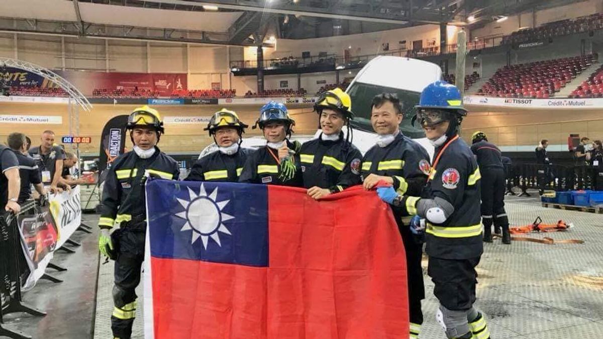 由屏東縣消防局大隊長鄭建德領軍,7名勇猛消防員自費法國「車禍救援與創傷脫困競賽」勇奪優等獎,讓世界看見台灣。(翻攝自宋哲哲臉書) 由屏東縣消防局大隊長鄭建德領軍,7名勇猛消防員自費法國「車禍救援與創傷脫困競賽」勇奪優等獎,讓世界看見台灣。(翻攝自宋哲哲臉書)